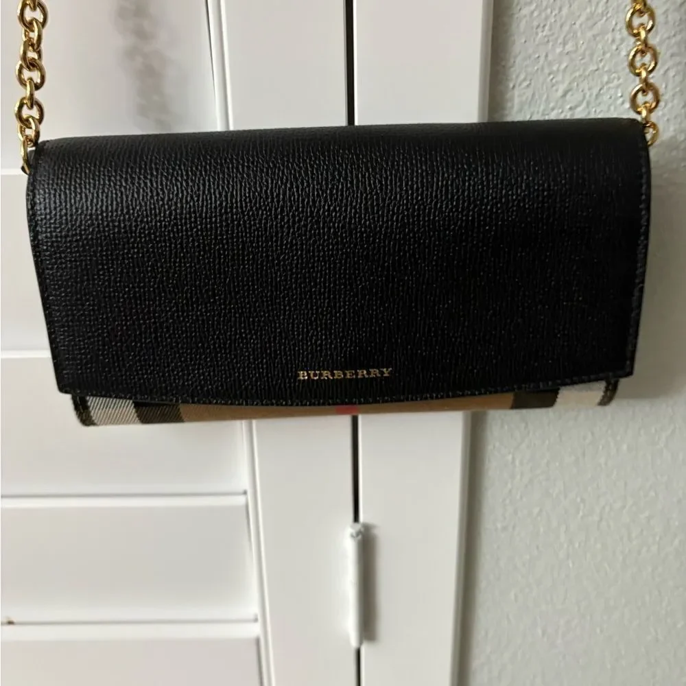 Brand new / tags Burberry Henley Wallet on Chain Leather with House Check Canvas